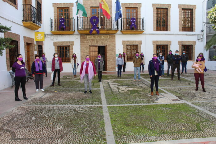 Concentración por el rechazo de la violencia de género en Almedinilla