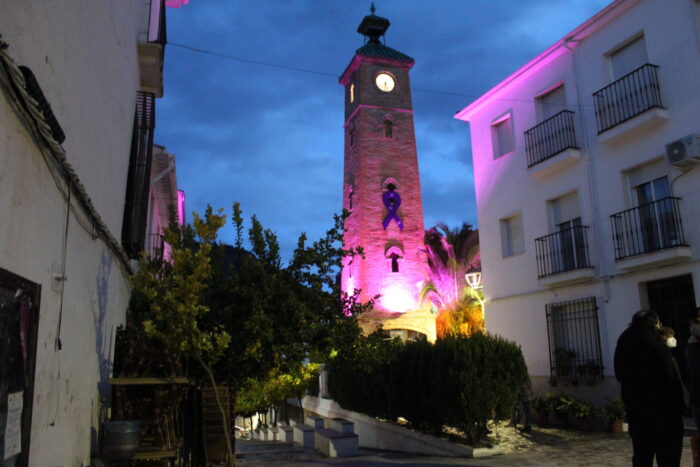 La Torre del Reloj y la fachada del Ayuntamiento de Almedinilla se visten de morado contra la violencia hacia la mujer
