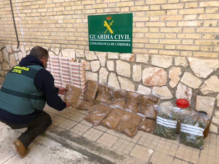 La Guardia Civil interviene 8.600 cigarrillos y 600 gramos de marihuana en Lucena y detiene a una persona por cultivo y elaboración de droga