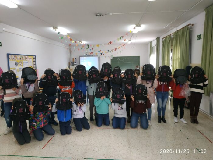 El alumnado de los centros educativos de Almedinilla y sus aldeas recibe una mochila conmemorativa del Día contra la Violencia de Género