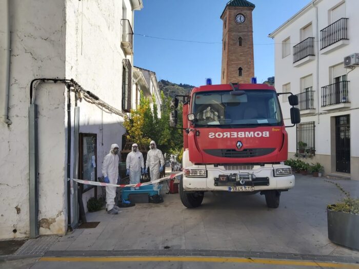 Un equipo de bomberos de Priego desinfecta la Residencia de Mayores de Almedinilla