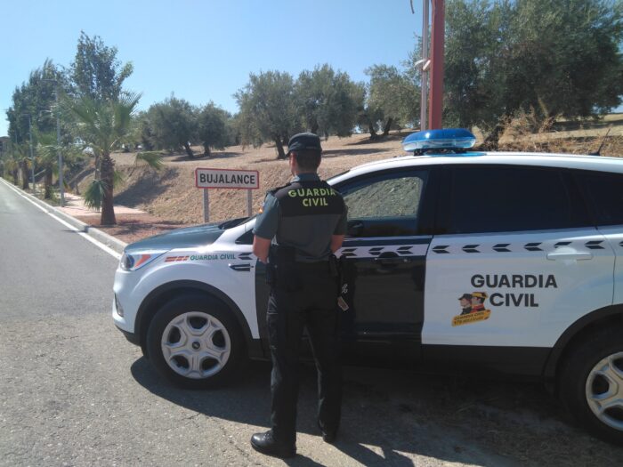 La Guardia Civil detiene a dos personas en Bujalance como supuestos autores de un delito de estafa y otro de usurpación de identidad