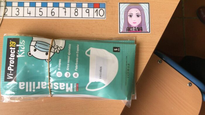 El ayuntamiento de Almedinilla reparte un lote de mascarillas entre nuestros escolares