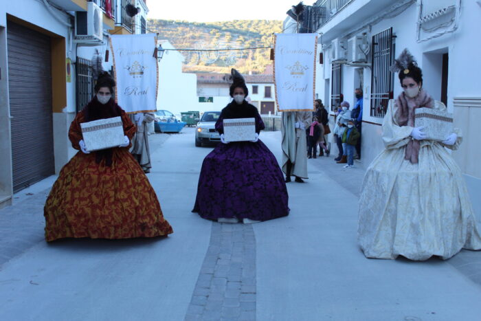Las Mensajeras Reales recogen las cartas por las calles de Almedinilla