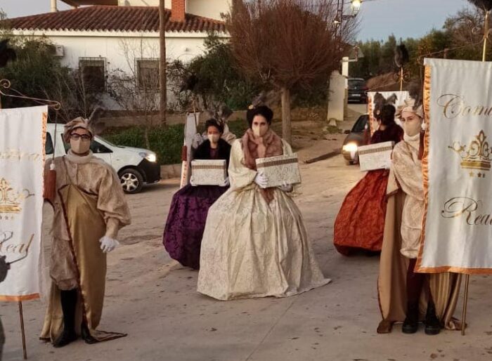 Las Mensajeras Reales recogen las cartas a los Reyes Magos en las aldeas de Almedinilla