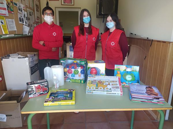 Cruz Roja reparte juguetes a un centenar de menores en Priego, Almedinilla y Carcabuey