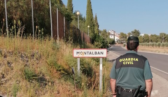 La Guardia Civil auxilia a dos personas en Montalbán que se encontraban en el interior de una vivienda en llamas