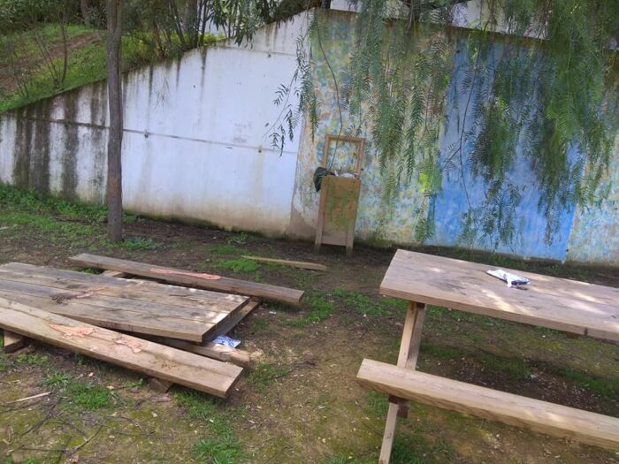 Mesas de merendero destrozadas en en parage Huerto de San Juan