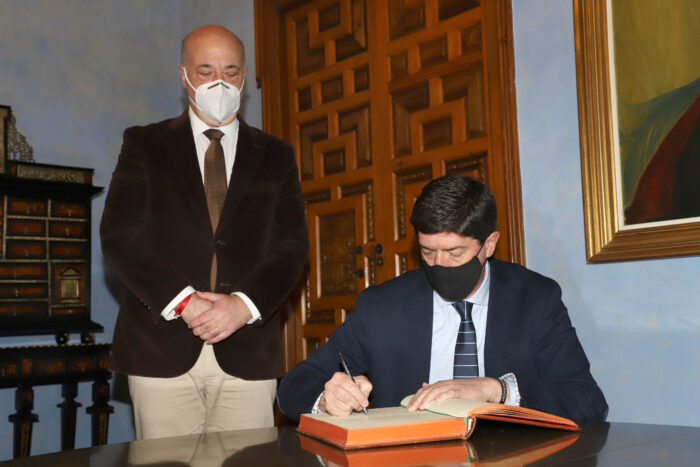 El presidente de la Diputación solicita a Marín “más coordinación y recursos económicos para los ayuntamientos de la provincia”