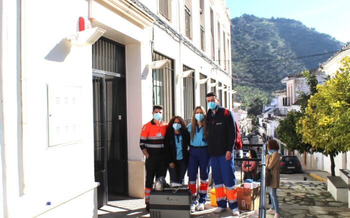 Los usuarios y trabajadores de la residencia de Almedinilla reciben la segunda dosis de la vacuna