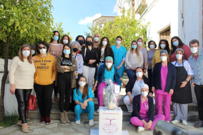 Personal de la Residencia de Mayores y Desarrollo de Almedinilla, junto a autoridades municipales, despiden a la directora Marta Pujolar i Atanes