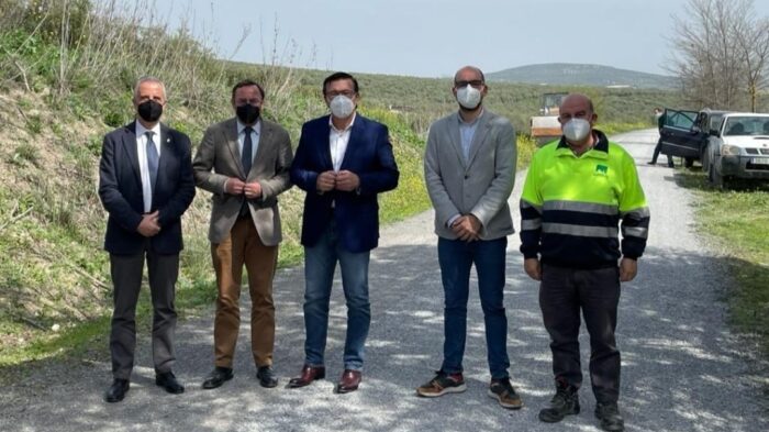 Obras de asfaltado en la Vía Verde del Aceite
