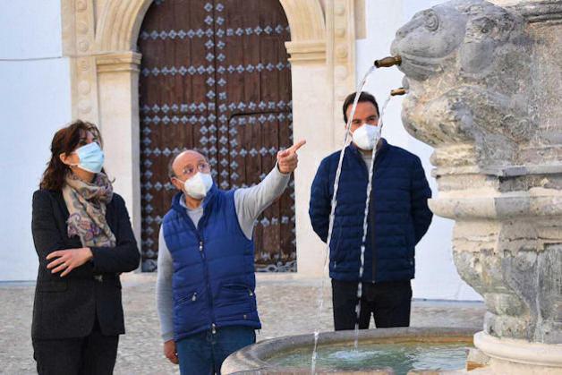La fuente de Santa Ana de Priego recupera su conformación original y ya luce en su ubicación