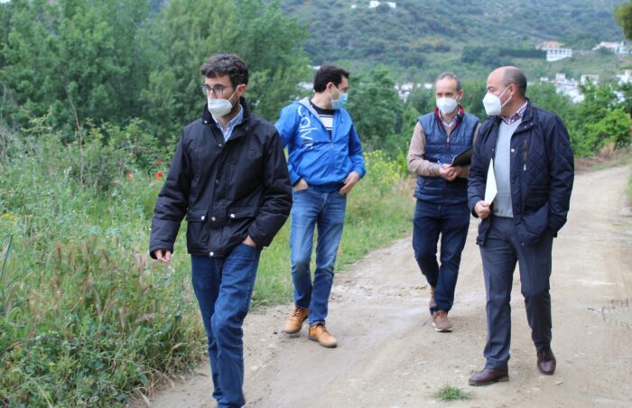 Técnicos de la Diputación de Córdoba mantienen una reunión con el alcalde y técnico municipal de Almedinilla