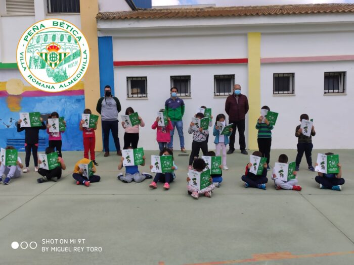 La Peña Bética de Almedinilla entrega lotes de cuadernos