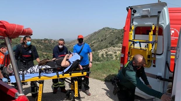 Bomberos y Guardia Civil de Priego de Córdoba realizan un complicado rescate de una senderista en el paraje del Salto del Caballo