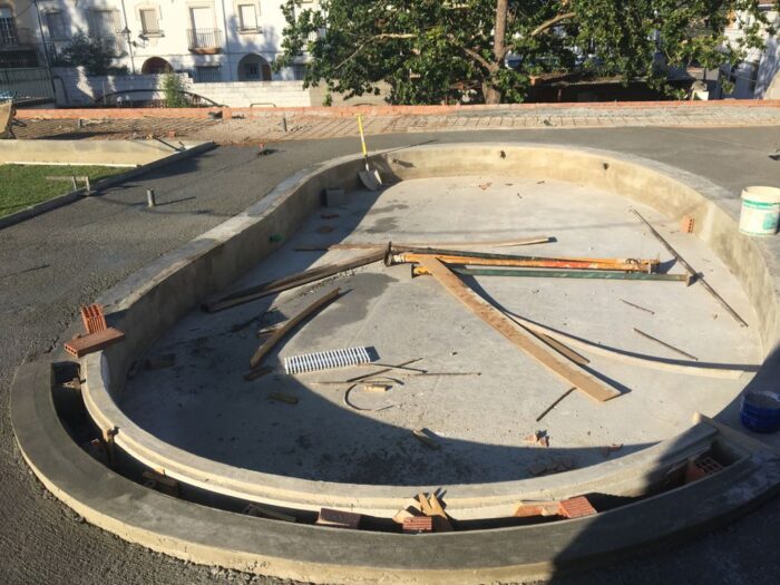 El Ayuntamiento de Almedinilla renueva la piscina de niños ante la apertura de este servicio municipal