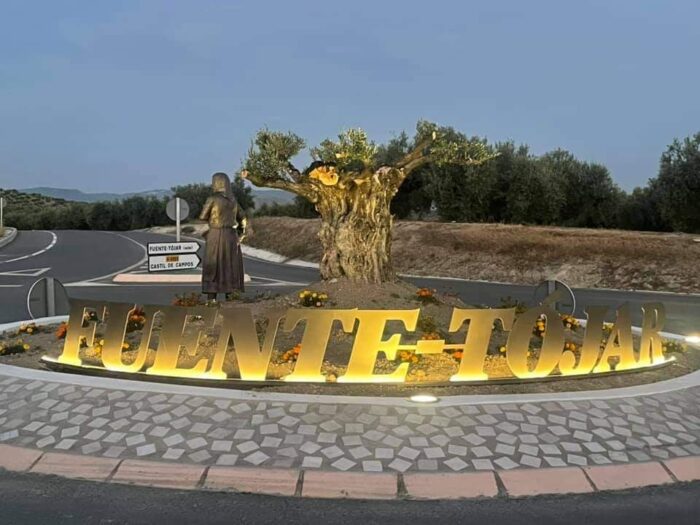 Escultura en homenaje a la mujer tojeña aceitunera