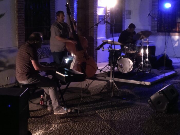 La magia del jazz inunda la plaza del Ayuntamiento