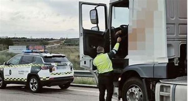 La Guardia Civil detiene al conductor de un camión que conducía con una tasa de alcohol siete veces mayor a la permitida