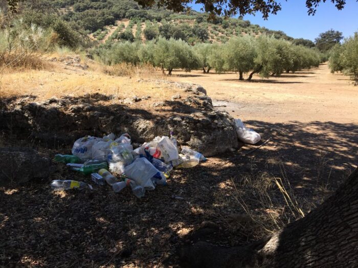 Bolsas de basura en el paraje de Las Llanás