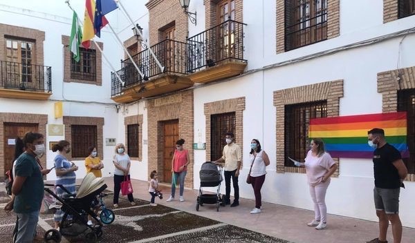 Concentración en protesta y rechazo a todas las agresiones por homofobia delante del Ayuntamiento de Almedinilla