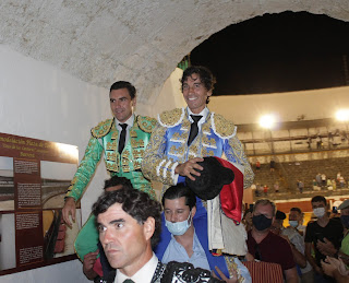 Salida a hombros de Curro Díaz y Octavio Chacón en Priego ante un exigente encierro de Victorino Martín