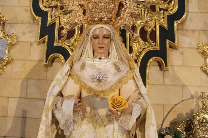 Más de 200 personas rinden tributo a la Virgen de los Dolores