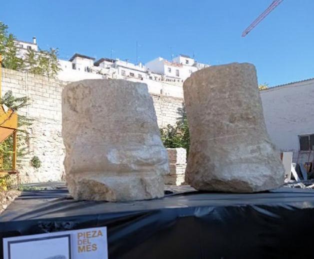 Presentadas dos basas áticas romanas recién halladas como piezas del mes de octubre en Cabra