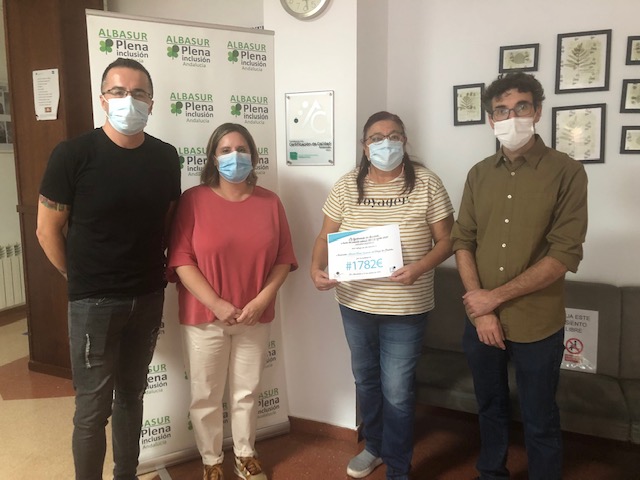 El Ayuntamiento de Almedinilla entrega la recaudación del concierto de Zaguán a la Asociación Albasur de Priego