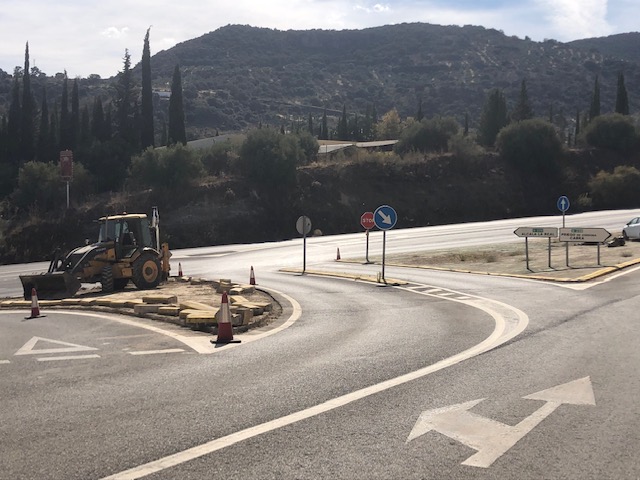 Comienzan las obras en las isletas de la carretera A-339 a su paso por Almedinilla