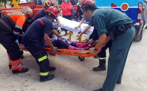 La Guardia Civil y bomberos de Lucena rescatan a una senderista herida en la zona del Centro de Interpretación de  Santa Rita