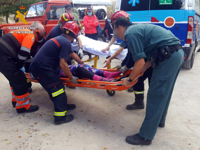 La Guardia Civil y bomberos de Lucena rescatan a una senderista herida en la zona del Centro de Interpretación de Santa Rita