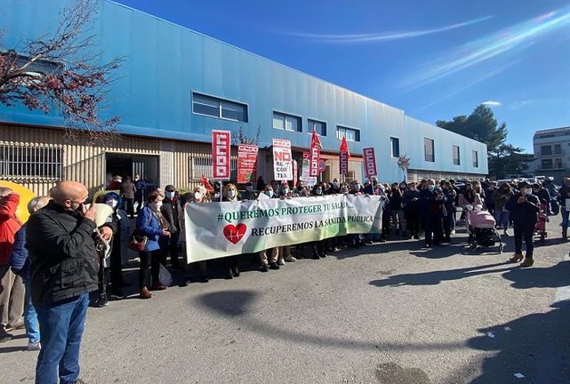 Más de 200 personas se concentran en Priego en defensa de una sanidad pública de calidad