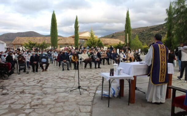 Cientos de personas acuden a los cementerios de Almedinilla y Sileras para honrar a los difuntos