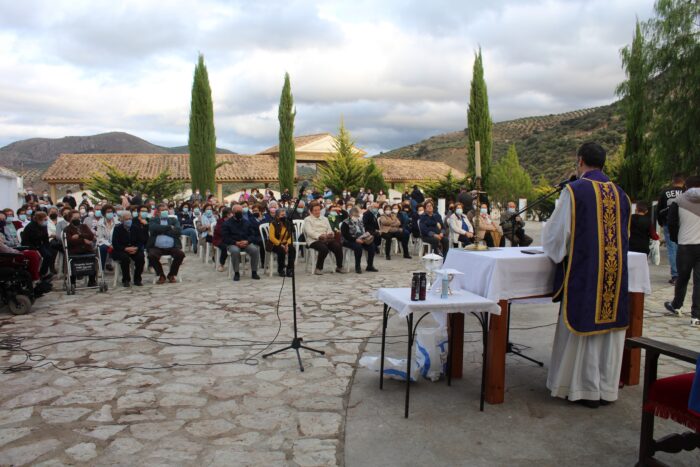 Cientos de personas acuden a los cementerios de Almedinilla y Sileras para honrar a los difuntos