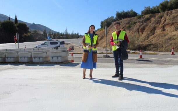 Cristina Casanueva y Jaime Castillo visitan las obras de las isletas de la carretera A-339 a su paso por Almedinilla