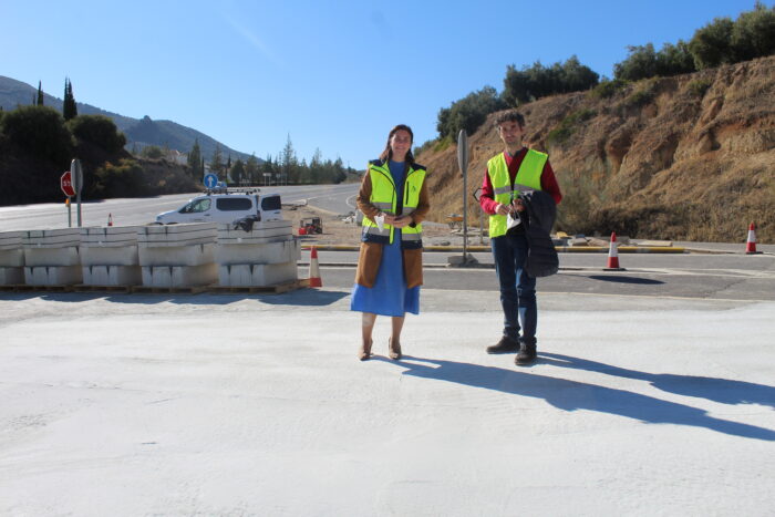 Cristina Casanueva y Jaime Castillo visitan las obras de las isletas de la carretera A-339 a su paso por Almedinilla