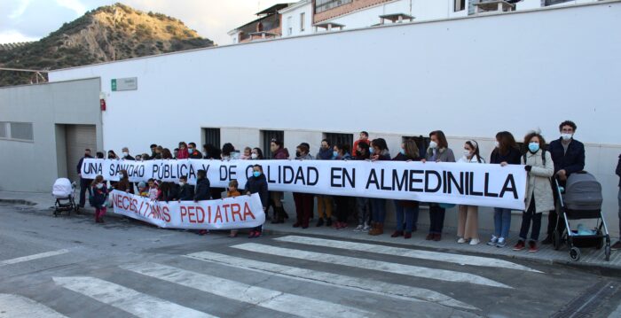 Una plataforma de madres reclama atención pediátrica en Almedinilla