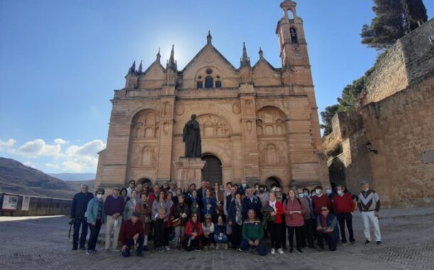 Más de medio centenar de mayores de Almedinilla visita la ciudad de Antequera