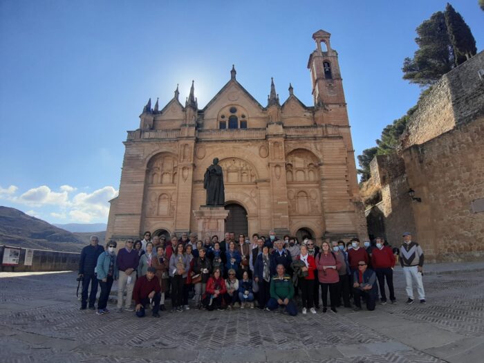 Más de medio centenar de mayores de Almedinilla visita la ciudad de Antequera