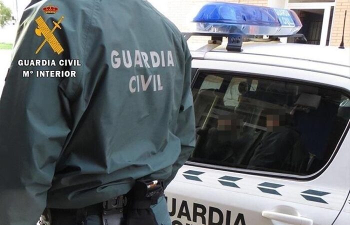 Cogen infraganti a una pareja robando en una vivienda de la barriada de 