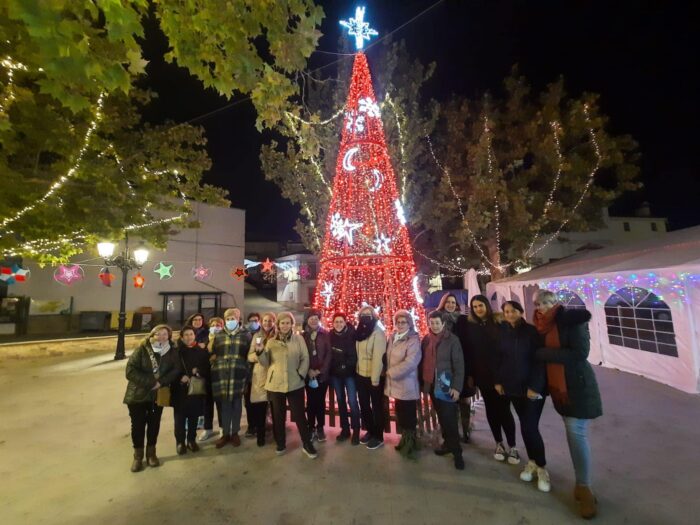 Las vecinas de Fuente-Tójar “visten” el pueblo para recibir la Navidad