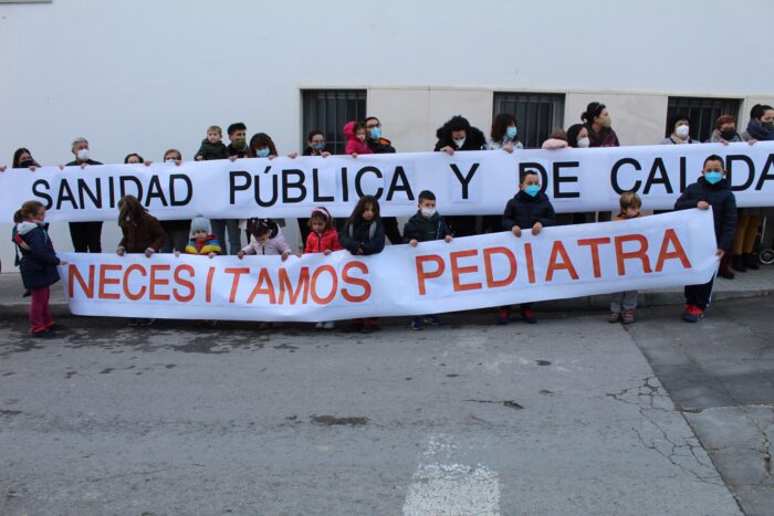 Desaparece la pancarta del Consultorio Médico: SANIDAD PÚBLICA Y DE CALIDAD EN ALMEDINILLA . NECESITAMOS PEDIATRA