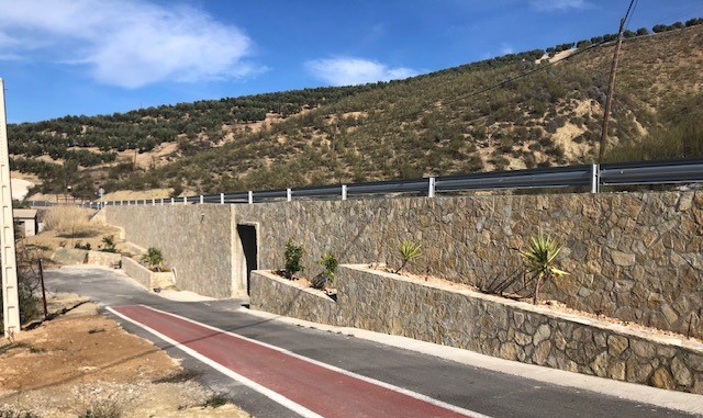 El Ayuntamiento adecenta varias zonas del tramo de la carretera CO-8202, de la travesía de A-339 a la aldea de Los Ríos