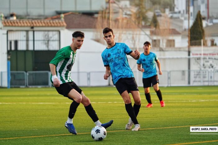 Los juveniles del Almedinilla Atlético vuelven a perder por la mínima