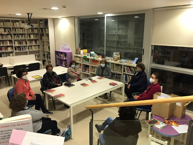 El club lector de Almedinilla se reúne para comentar la lectura del libro 