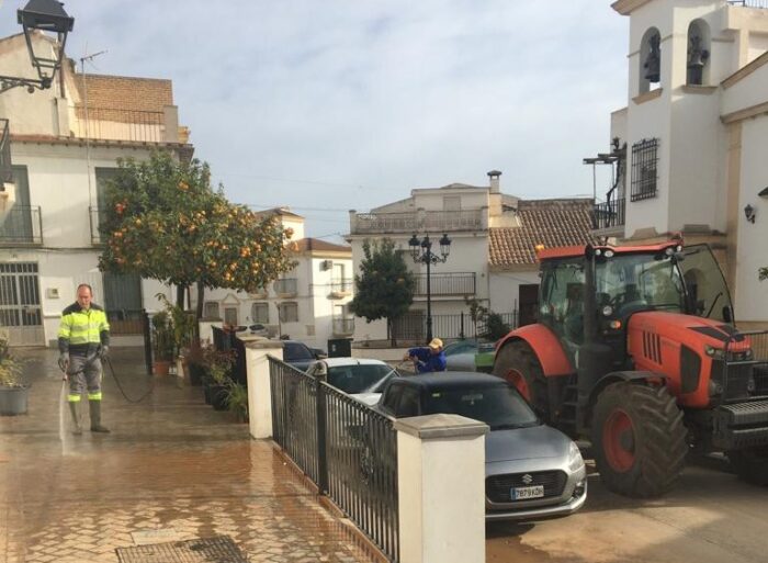 Los vecinos y operarios del Ayuntamiento de Almedinilla empiezan la limpieza de fachadas y calles tras la lluvia amarilla