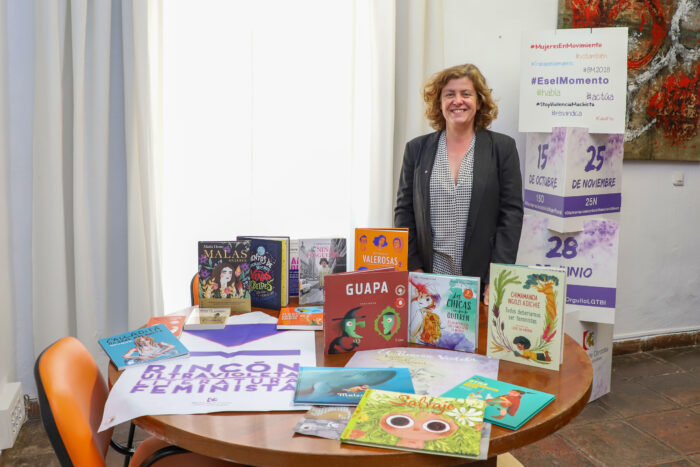 La Delegación de Igualdad celebra el Día del Libro ampliando con nuevos títulos los Rincones Violeta y Ultravioleta de las bibliotecas municipales