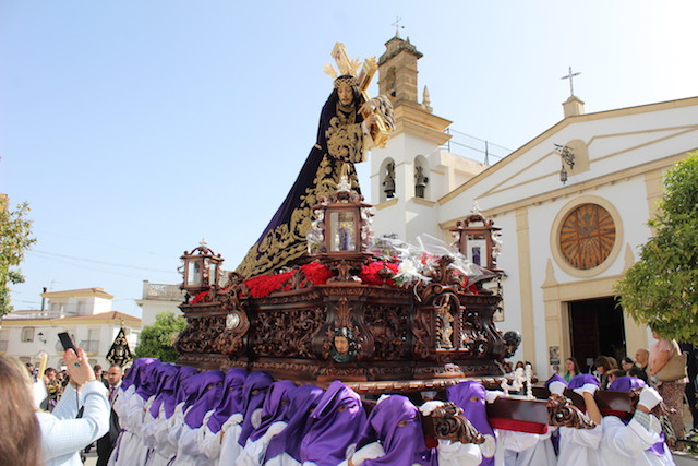 El Nazareno y la Virgen Dolorosa llenan de emociones la mañana del Viernes Santo